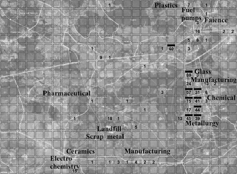 Рис. 1. Карта изучаемой местности, с нанесенной «сеткой» (размер ячейки 1х1 км) и указанием основных производств и возможных источников запаха. Числа в ячейках — полное количество жалоб за 10 месяцев. Рис. из ст. [1]