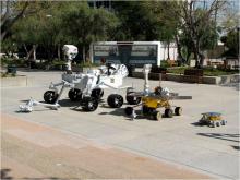 Три американских марсохода в Лаборатории реактивного движения (Jet Propulsion Laboratory, JPL, США). Слева направо: Curiosity (Mars Science Laboratory), Opportunity (Mars Exploration Rovers) и Sojourner (Mars Pathfinder). Фото: НАСА