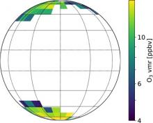 Цветом обозначено среднее содержание озона в год на дневной стороне Венеры по данным КА «Венера-Экспресс» (2006–2014 гг.)